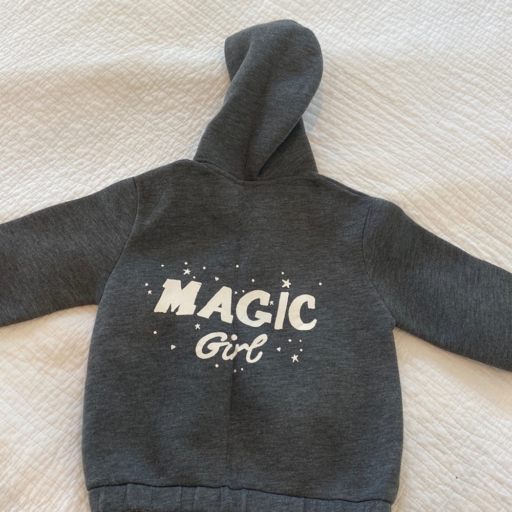 Brand new Zara girls sweatshirt size 5 with zipper and hood! So adorable